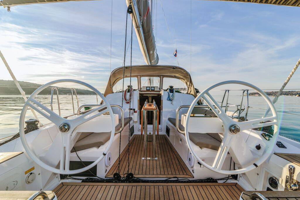 The deck layout of the boat Elan E4 is meticulously designed